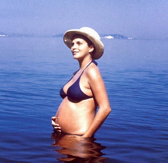 Foto de barriga de grávida sem a famosa bata que escondia a gravidez.