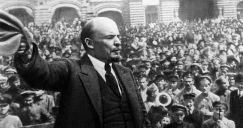 Lênin conduzindo a Revolução Russa