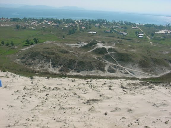 Sambaqui localizado em Cabo de Santa Maria- SC. Perceba a sua proximidade com o oceano e a expansão humana em sua direção.