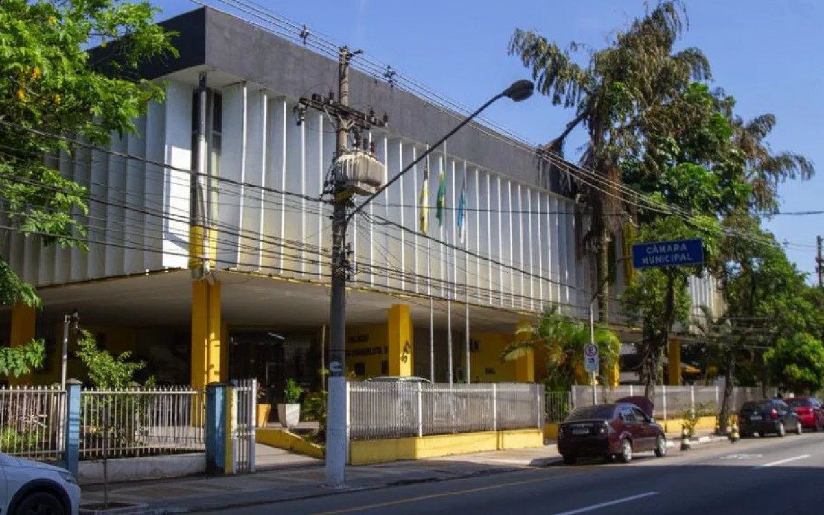 O concurso oferece 11 vagas imediatas para os cargos de Agente Legislativo I e Agente Contábil do Legislativo I, com remunerações iniciais de R$ 2.301,60 e R$ 3.315,49, respectivamente.