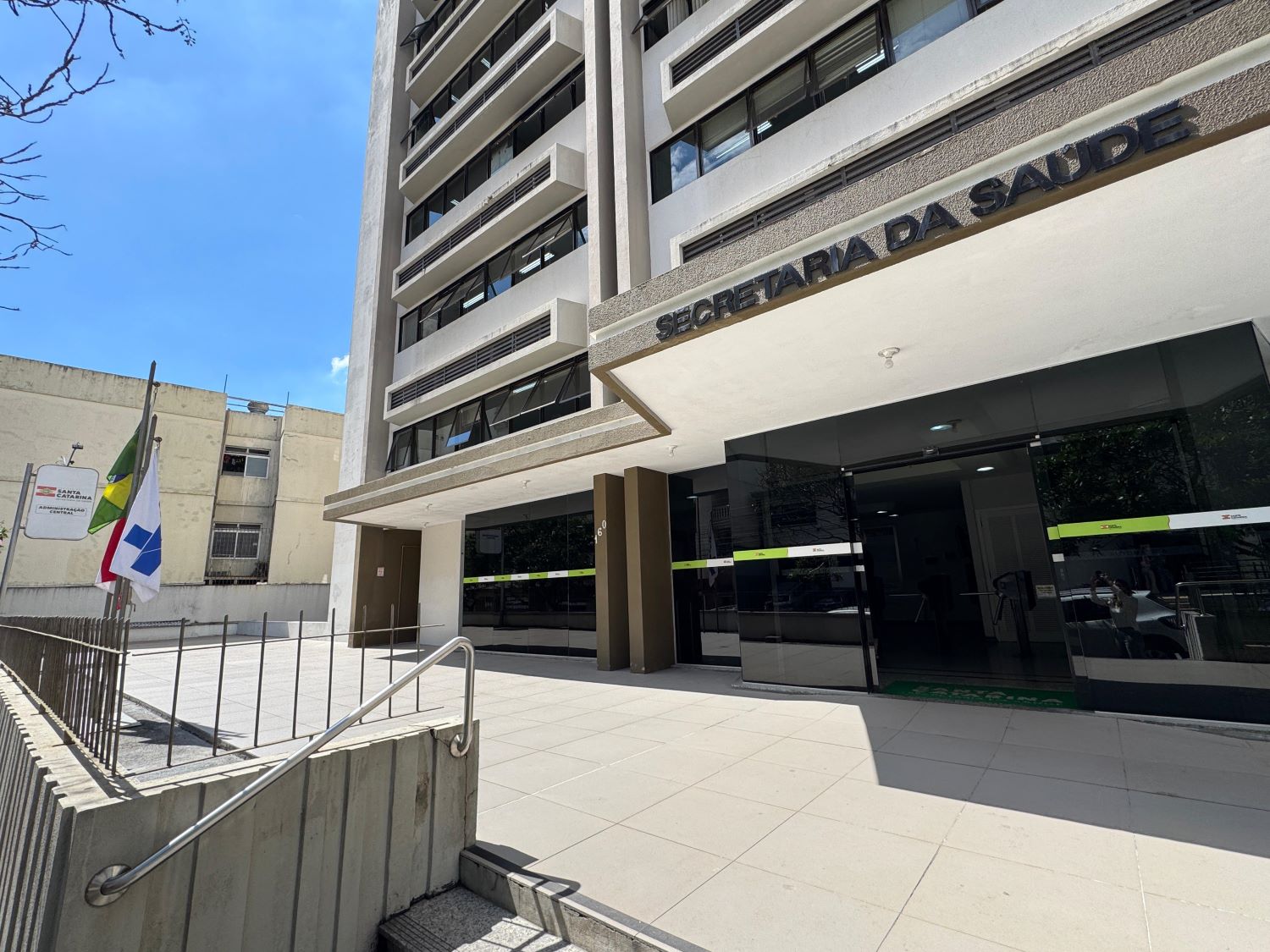 As vagas estão distribuídas entre diversas funções, como Técnico em Atividades Administrativas, Técnico em Enfermagem, Motorista, Enfermeiro, Médico, Farmacêutico, entre outros.