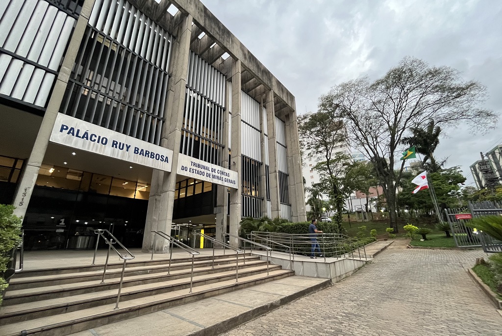 O salário inicial para os cargos é de R$ 12.502,85, com benefícios que elevam a remuneração inicial para cerca de R$ 15.514,03.