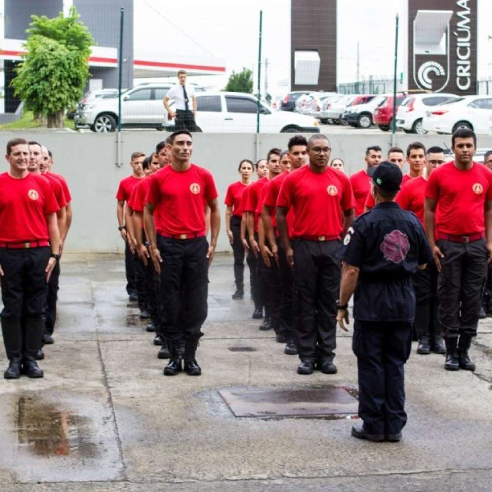 Bombeiro Civil: O que faz, o que estudar e quanto ganha?