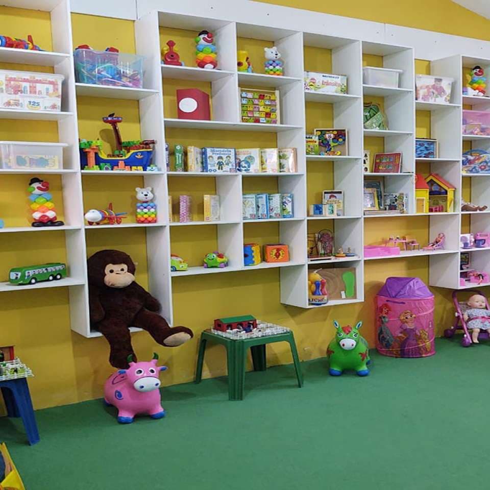 Auxiliar de Creche: o que faz, o que estudar e quanto ganha?